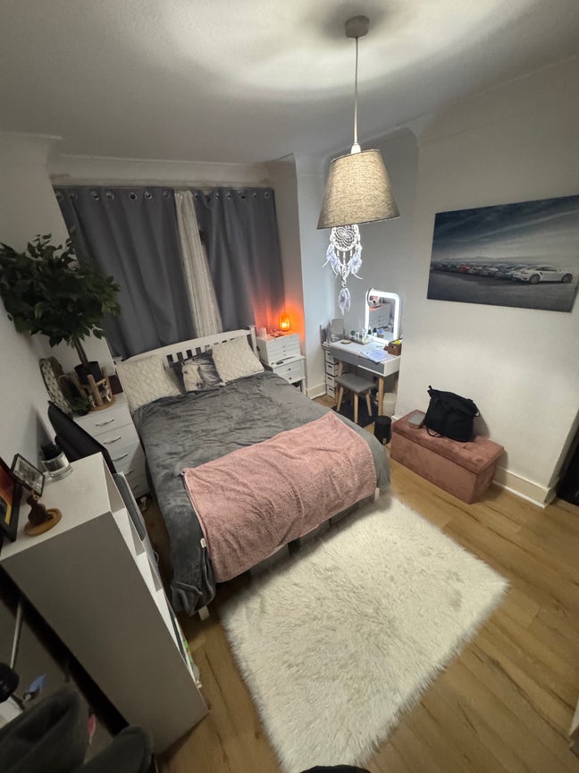Large double room - Raynes park Main Photo