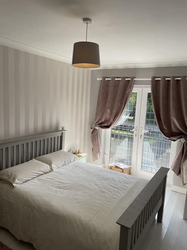 Extra large king size room with private bathroom Main Photo