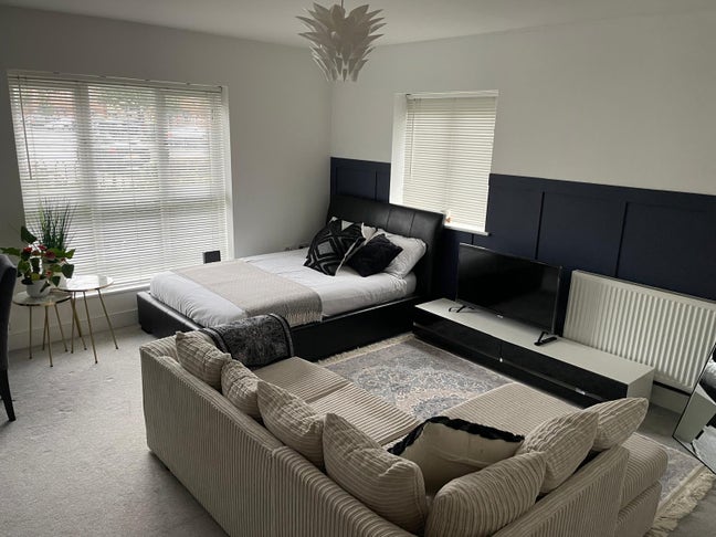 1 Spacious bed studio flat all inclusive w/parking Main Photo