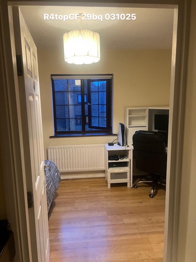 Large Room to Let In Brunswick Quay SE16 Main Photo