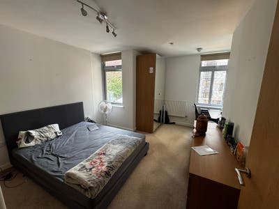 Spacious Ensuite Room in Modern 2-Bed Flat Main Photo