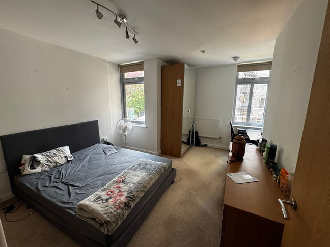 Spacious Ensuite Room in Modern 2-Bed Flat Main Photo
