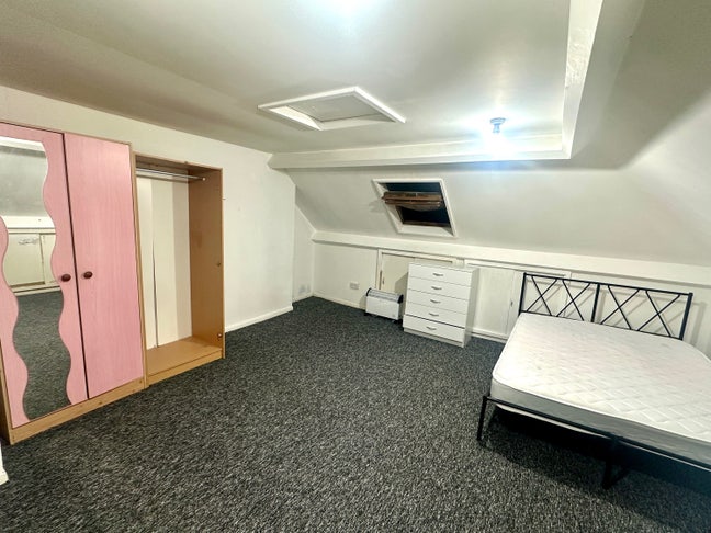 💖Lovely Loft Room in Gorgeous House+All Bill Incld Main Photo