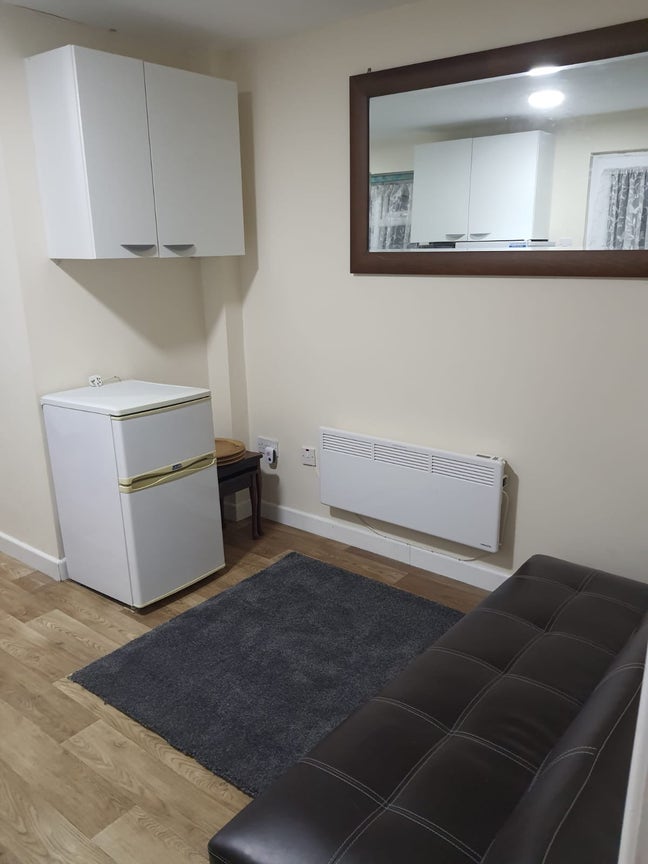 Spacious Studio Room Available for Gujarati Vegeta Main Photo