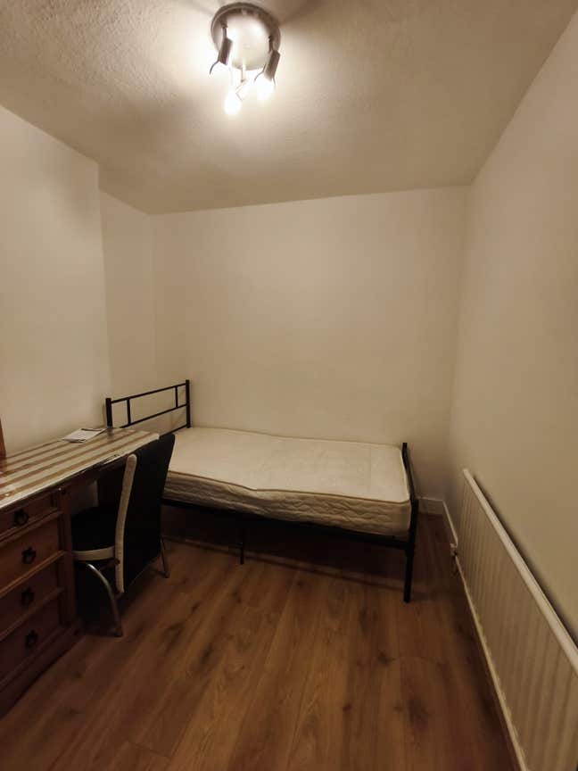 Furnished Single Room  Main Photo