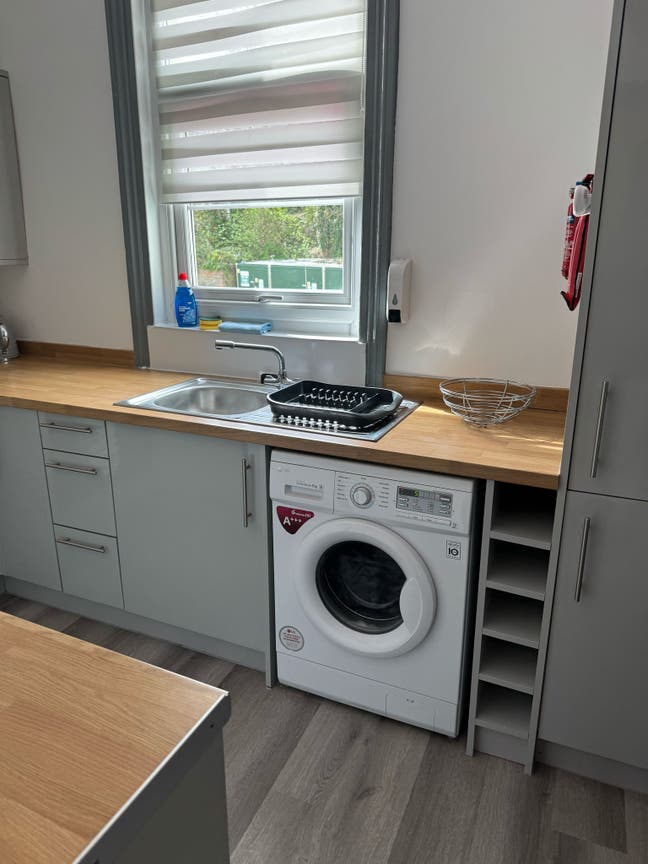 Stylish modern 1 bed furnished apartment bill inc  Main Photo