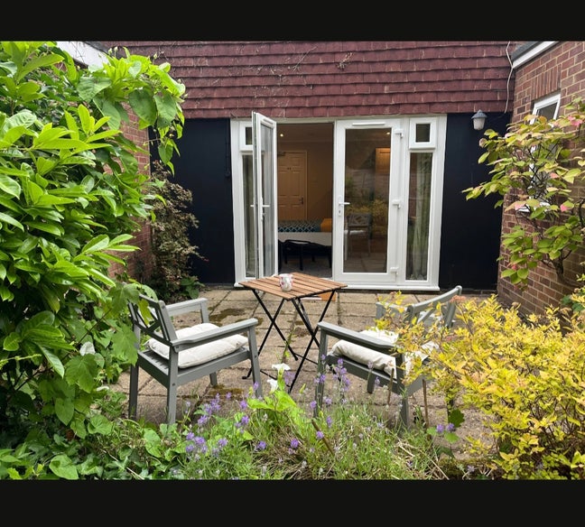 Huge Double Room with private patio Main Photo