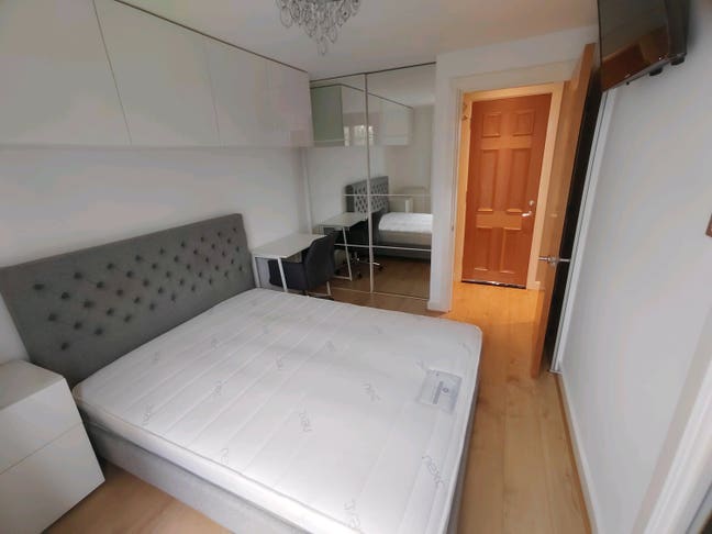   Double  room  with  en-suite,  E16  Main Photo