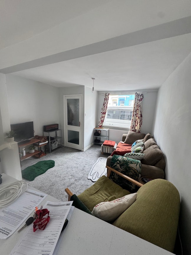 Room in 2 bed house Main Photo