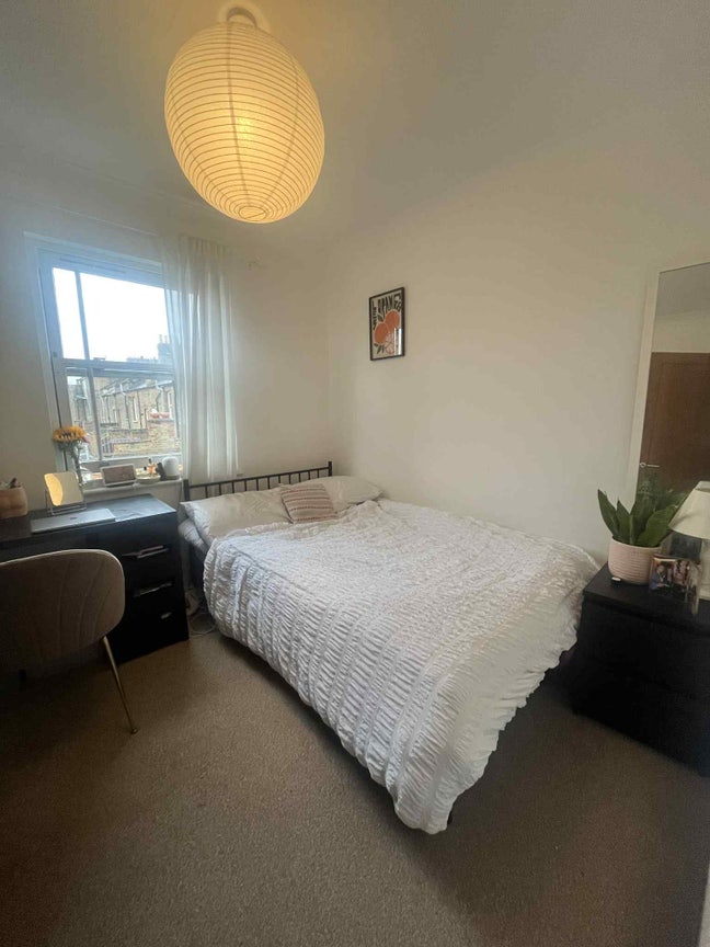 Double room + own bathroom in homey Battersea flat Main Photo