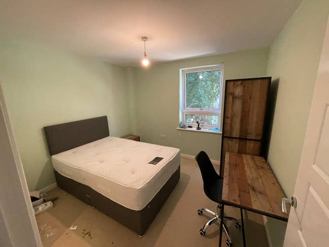 Spare double room available in central southampton Main Photo