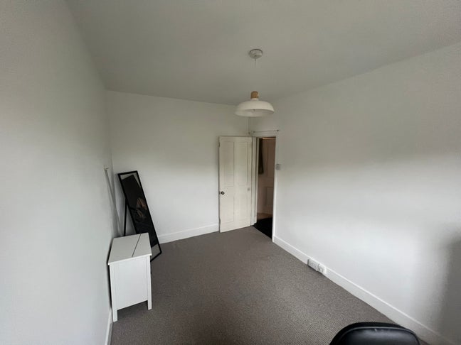 Double bedroom in spacious two bedroom house. Main Photo
