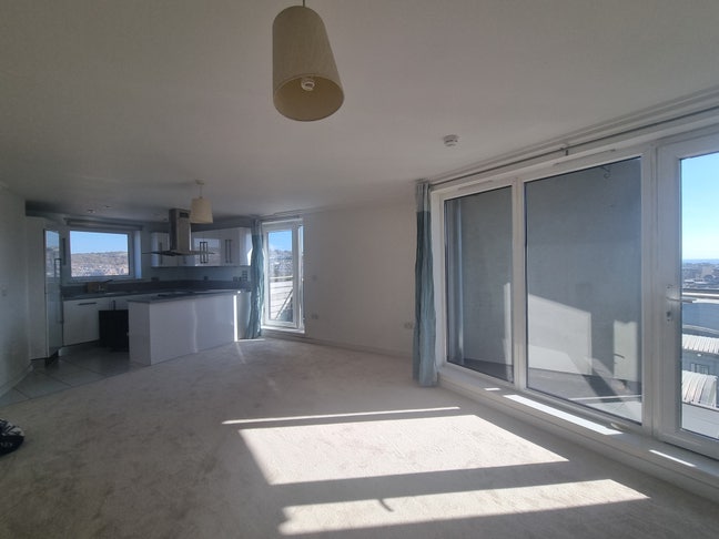 2 bed flat Brighton Station - new carpets/painted Main Photo