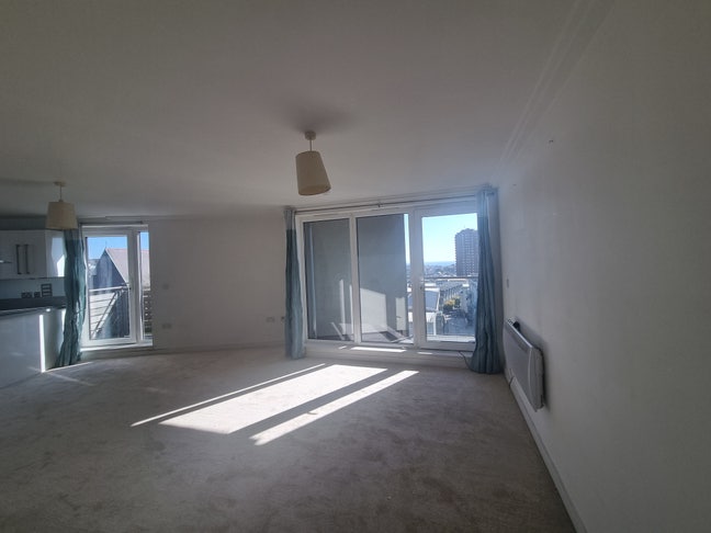 2 bed flat Brighton Station - new carpets/painted Main Photo