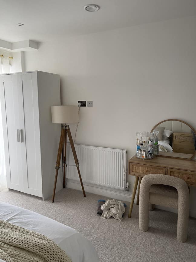 Spacious double en-suite room in new build flat Main Photo