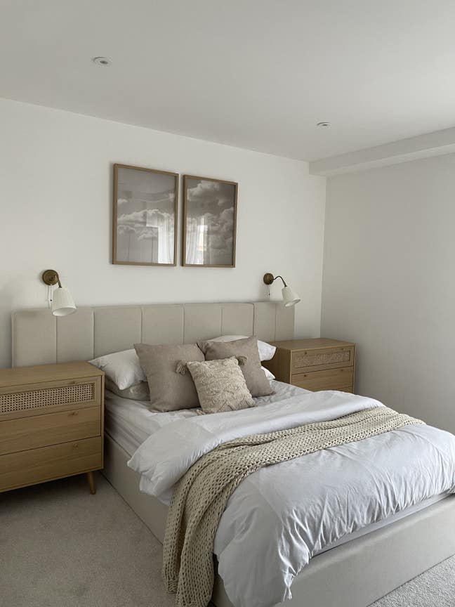 Spacious double en-suite room in new build flat Main Photo