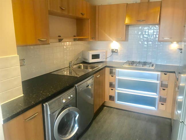 Fresh New Refurb 2-bed 2-bathroom Main Photo