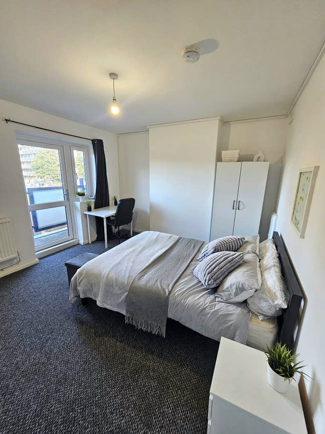 💚💙New Property *Bow/Mile End💙💚Empty Now Main Photo