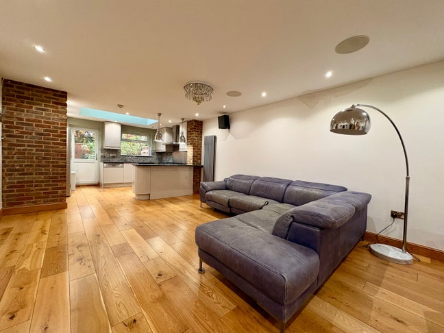 Spacious 3 bedroom/3 bathroom house  Main Photo
