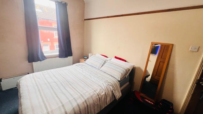 A large double bedroom close to Leeds city center  Main Photo
