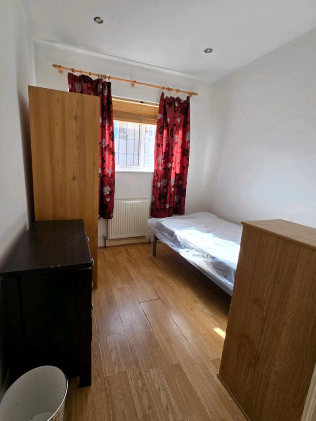 Single cosy room available in center of Streatham. Main Photo