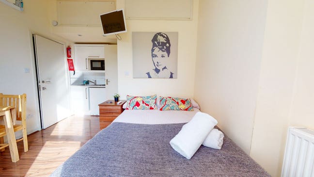 Wonderful Flat in Queen's Park- Reseve It Today ✅ Main Photo