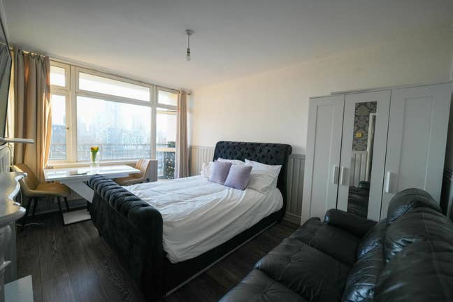 🏠Spacious Master Bedroom with Private Balcony Main Photo