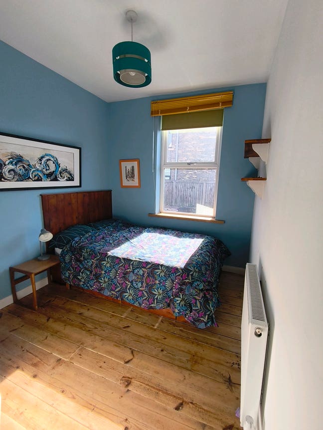Sunny room available in outdoorsy house :) Main Photo