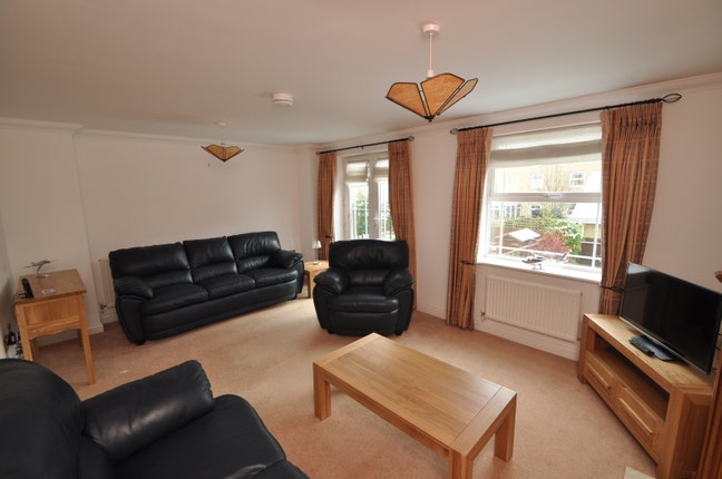 Quite and  Professional  House Share Main Photo
