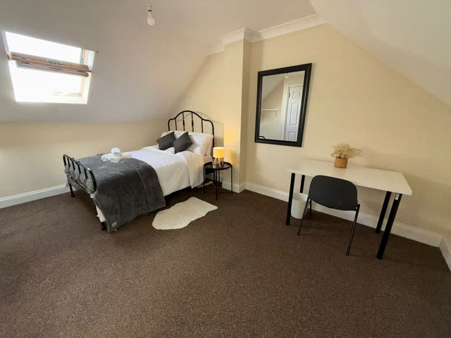 Ensuite in residential area, 2 min to train st. Main Photo