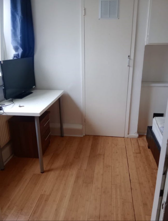 Bright single room in 4 bed flat (SW154PF) Main Photo