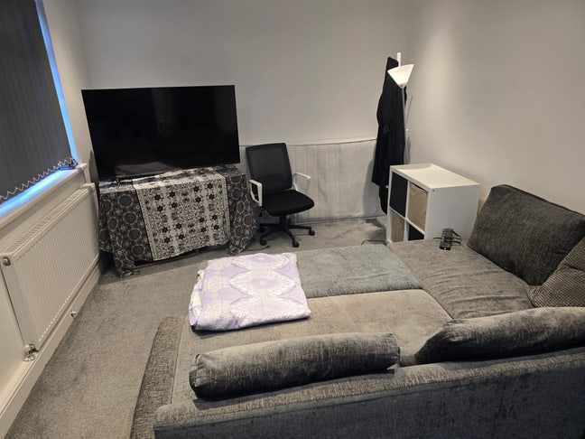 Spacious Ensuite Room in 2-Bed Flat with Free Park Main Photo