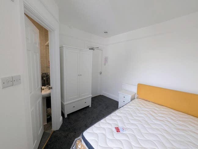 Room in shared house Main Photo