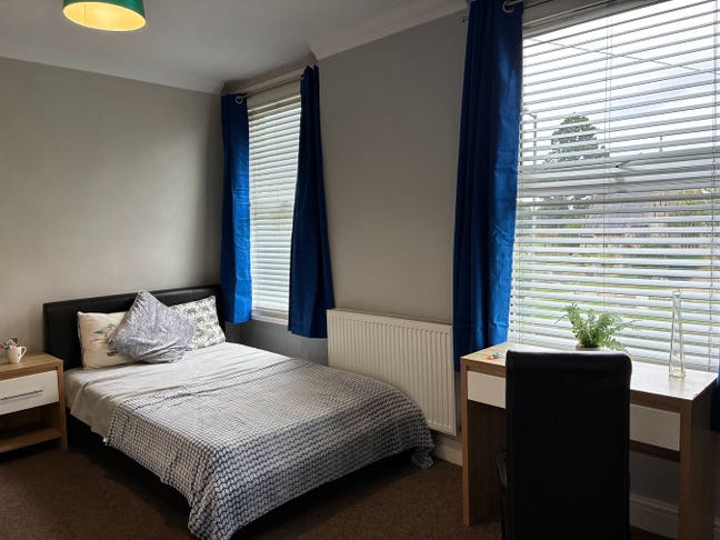 Large Double Room with En Suite Shower Room Main Photo