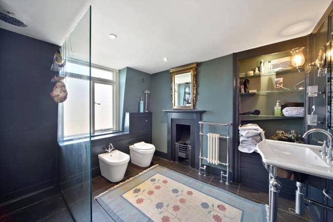 Large Room with its own large private bathroom Main Photo