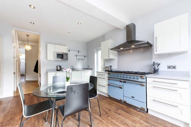 South Ealing Double Bedroom - Modern clean home Main Photo