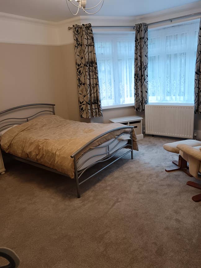 Beautiful new large room in character.home Main Photo