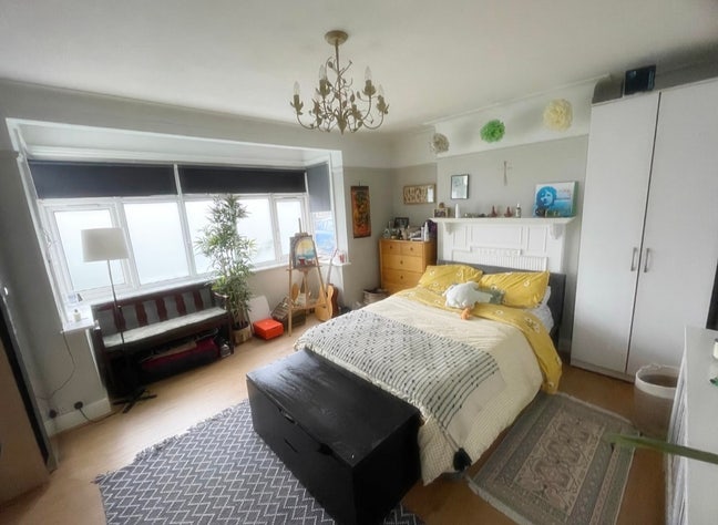 Huge Double Room in a Warm & Friendly Home  Main Photo