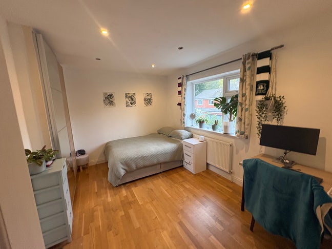 Spare room in friendly sociable house  Main Photo