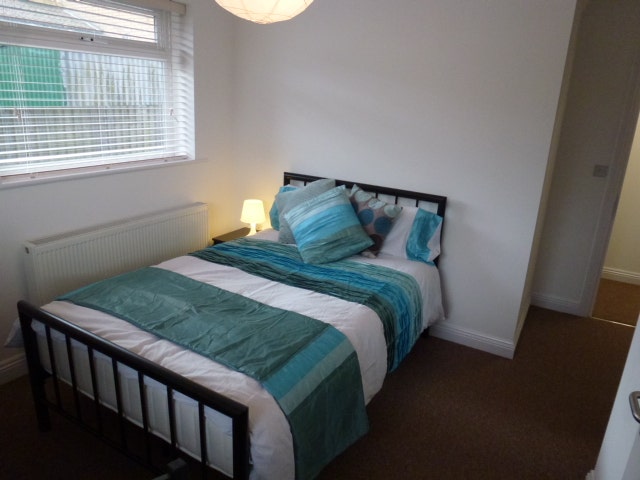 Large ENSUITE double bedroom available in this qua Main Photo