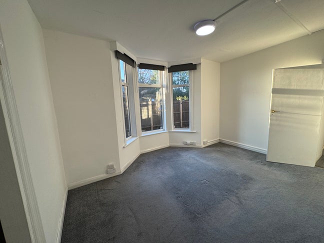 Bright and spacious studio flat Main Photo