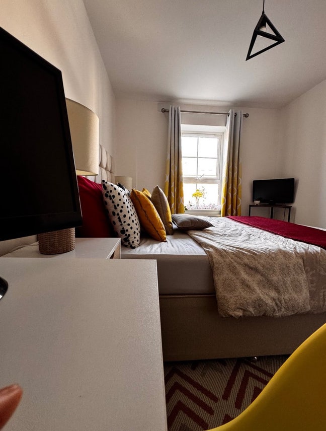 Large Double Room Wt Private Toilet Clean & Tidy Main Photo