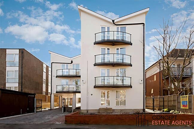 Modern 2 Bed Flat in Gated Development, Sutton Main Photo
