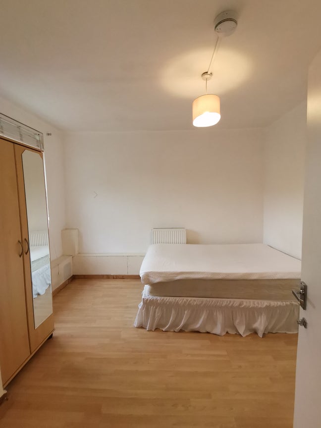 Large, Bright Double Room - 5mins From Common Main Photo
