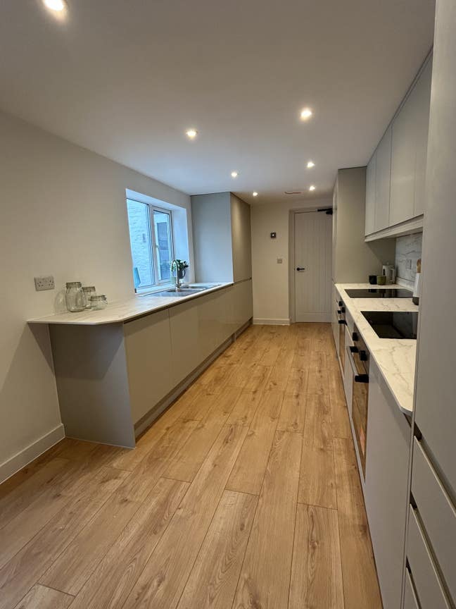 Beautifully Refurbished Professional House Share R Main Photo