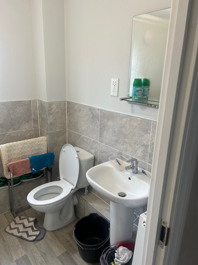 One room to let from a 2 bedroom Main Photo