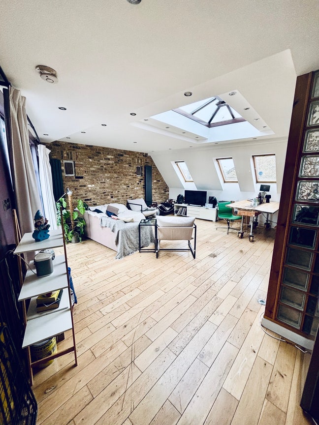 Large double room on artistic mews  Main Photo