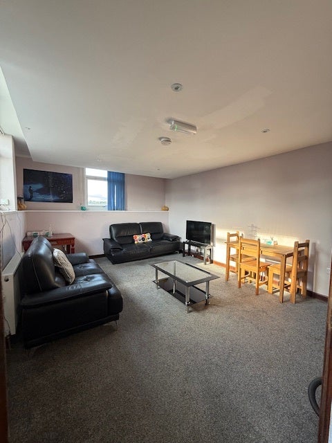2 Rooms to Rent in This Spacious 4 Bed Flat Share Main Photo