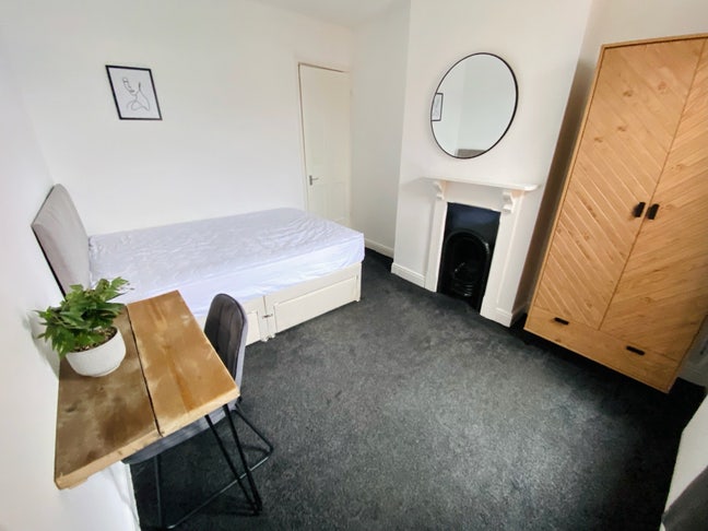Lovely room - 2 mins walk to royal hosp. and dmu.  Main Photo