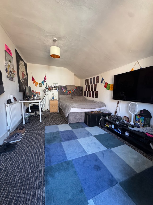 Spacious room for rent on Ealing high street Main Photo